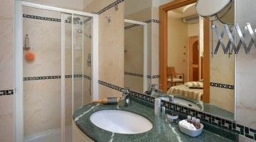 Bathroom with shower of the superior triple room