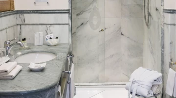 Salle de bain avec cabine de douche
