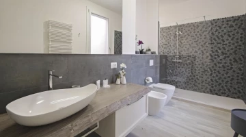 Salle de bain privée avec cabine de douche