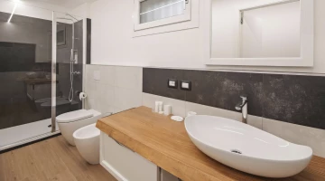 Salle de bain avec douche