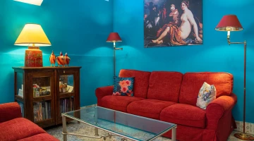Relaxation area with sofas in the hall