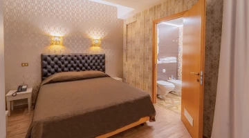 Standard room with en-suite bathroom