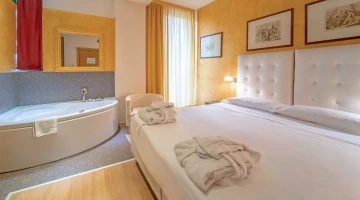 Junior suite with whirlpool tub