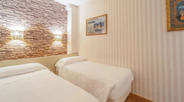 Triple room with single beds
