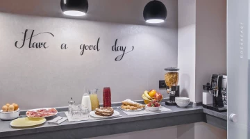 Buffet de petit-déjeuner avec des options sucrées et salées