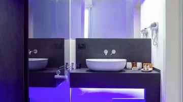 Salle de bain avec sèche-cheveux