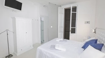 Double room with shower in the room