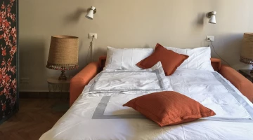 Camera quadrupla la ragazza con la valigia