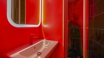 Private bathroom with shower box
