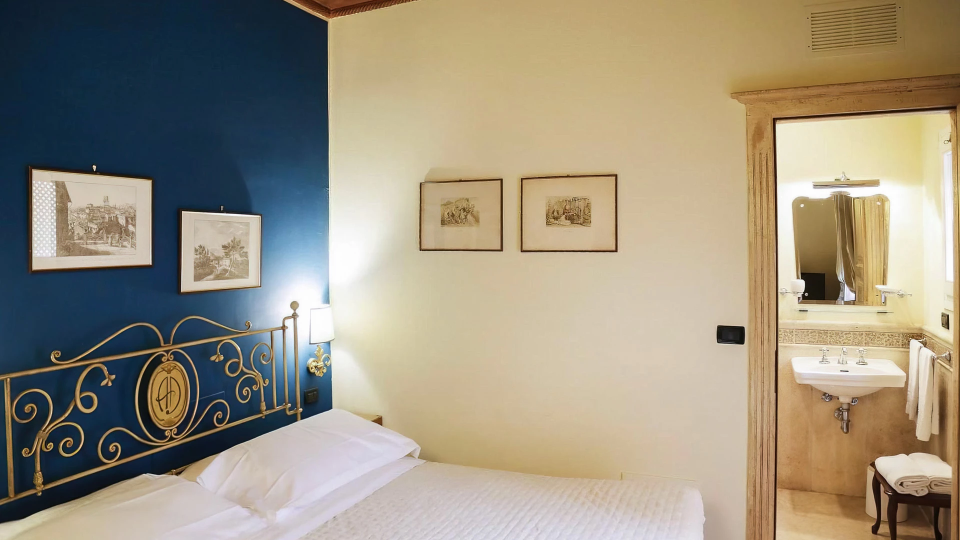 Double bedroom with bathroom