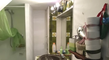 Salle de bain avec cabine de douche