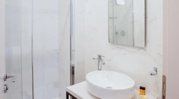 Private bathroom with shower box