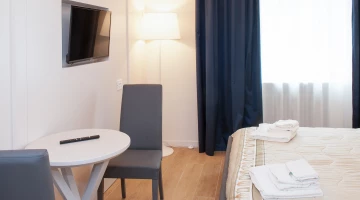 Room with table, chairs and TV