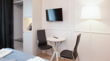 Room with TV and coffee machine