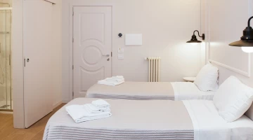 Double room with single beds and en-suite bathroom