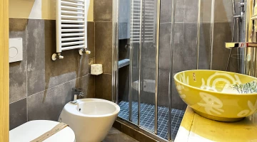Salle de bain avec douche dans la Suite Plume-Verte
