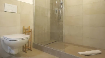 Salle de bain privée avec grande cabine de douche