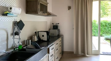 Résidence avec kitchenette et porte-fenêtre