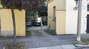 Zufahrtstor zum Parkplatz