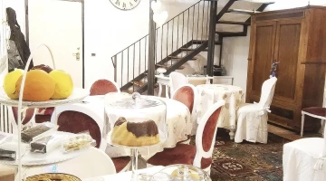 Tavoli allestiti per la colazione