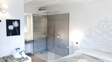 Camera con doccia a vista