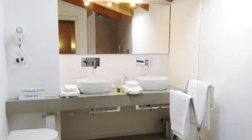 Bagno con doccia e phon a parete