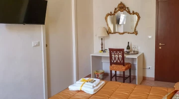 Luna double room with desk
