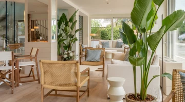 Die Hotellobby, hell und einladend