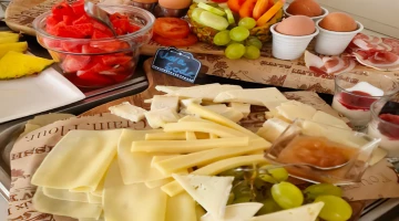 herzhaftes Frühstück mit Aufschnitt und Käse