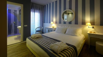 Das schöne nautische Zimmer mit einem sehr bequemen Bett