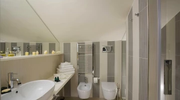 Geräumiges Badezimmer im nautischen Zimmer im obersten Stockwerk 