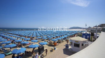 Viele Dienstleistungen am Strand 