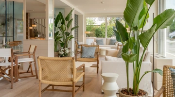 Die Hotellobby, hell und einladend