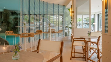 Moderne Möbel aus Naturholz und in warmen Farbtönen