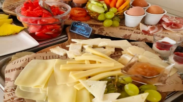 Herzhaftes Frühstück mit Aufschnitt und Käse