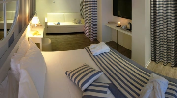 Bademäntel und Hausschuhe im nautischen Zimmer