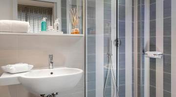 Badezimmer mit großer Dusche, nautisches Zimmer