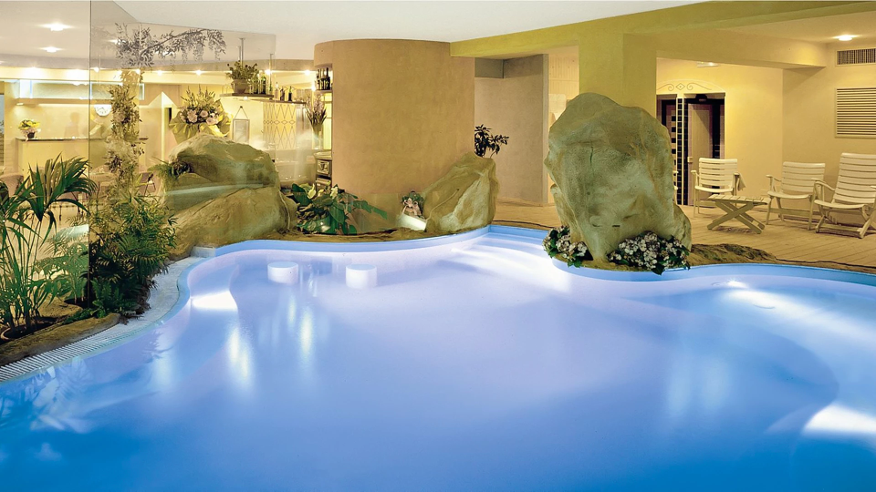 Beheiztes Hallenbad mit Whirlpool und Sauna