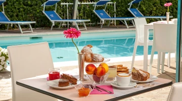 Colazione sulla piscina