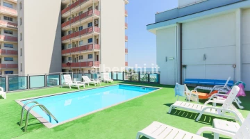 Piscina con lettini