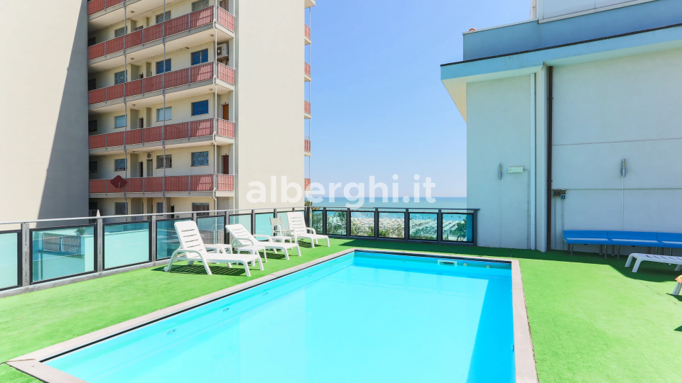 Piscina a sfioro