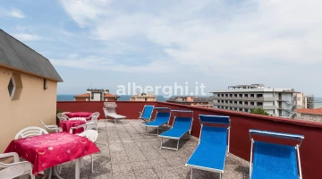 Terrazza solarium, attrezzato con lettini