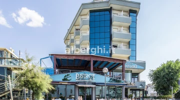 Hôtel en bord de mer au centre