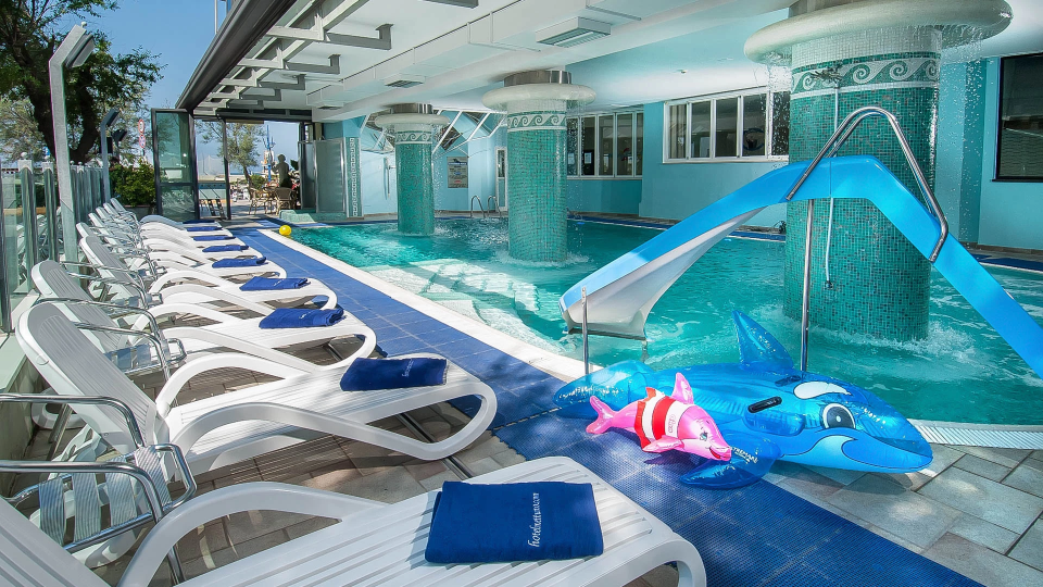 Piscine avec espace solarium