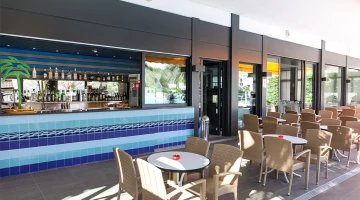 Bar de jour à la piscine