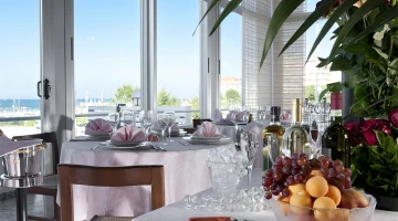 Restaurant au premier étage avec vue sur la mer