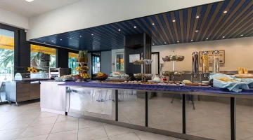 Salle de petit-déjeuner buffet donnant sur la piscine