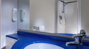 Salle de bain avec cabine de douche, sèche-cheveux