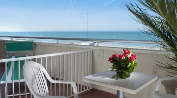 Terrasse latérale vue mer