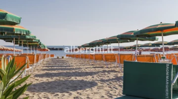 Plage avec de grands espaces entre parasols